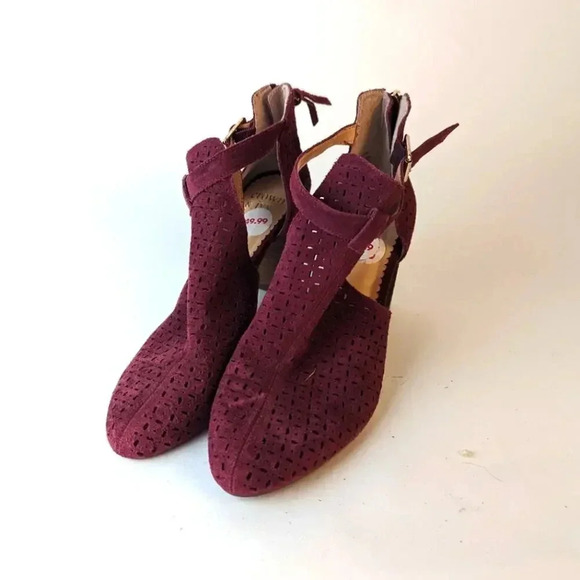 NWT Crown & Ivy Suede Stacked Heels - 7.5 - Picture 1 of 8